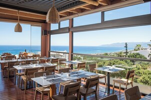 2 restaurantes; se sirven desayunos, almuerzos y cenas