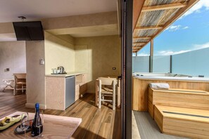 Premium Room Sea View Outdoor Jacuzzi | ملاءات من القطن المصري وأغطية فراش متميزة وألحفة محشوة بالريش