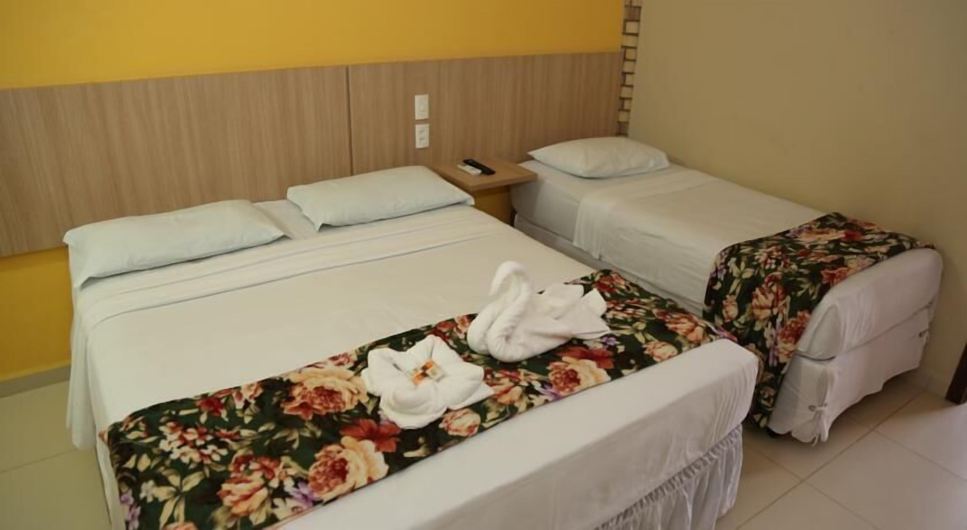 Bộ đồ giường cao cấp, nệm có lớp đệm bông, minibar, bộ trải giường 