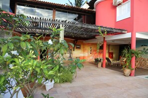 Outdoor pool, pool loungers - Pousada Latitude (Aracati)