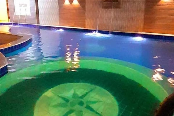 Una piscina al aire libre, tumbonas