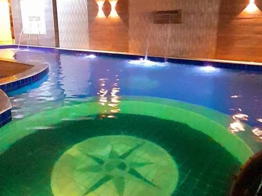 Een buitenzwembad en ligstoelen