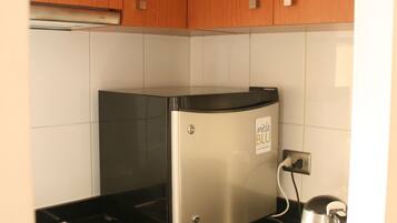 Refrigerador, microondas, lavavajillas y cafetera y tetera