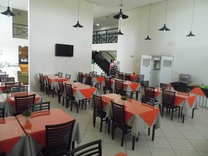 Breakfast, lunch and dinner served - Harbor Self Graciosa Hotel (Quatro Barras)