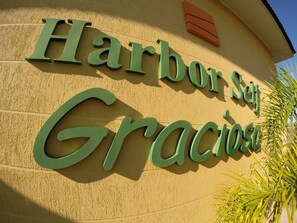A sign with the words "Harbor Self Gracioso" on a textured wall. - Harbor Self Graciosa Hotel (Quatro Barras)