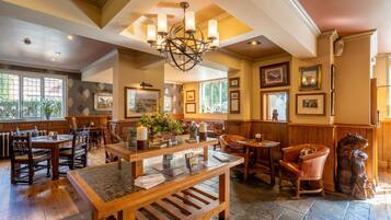 Breakfast (GBP 15.00 per person)