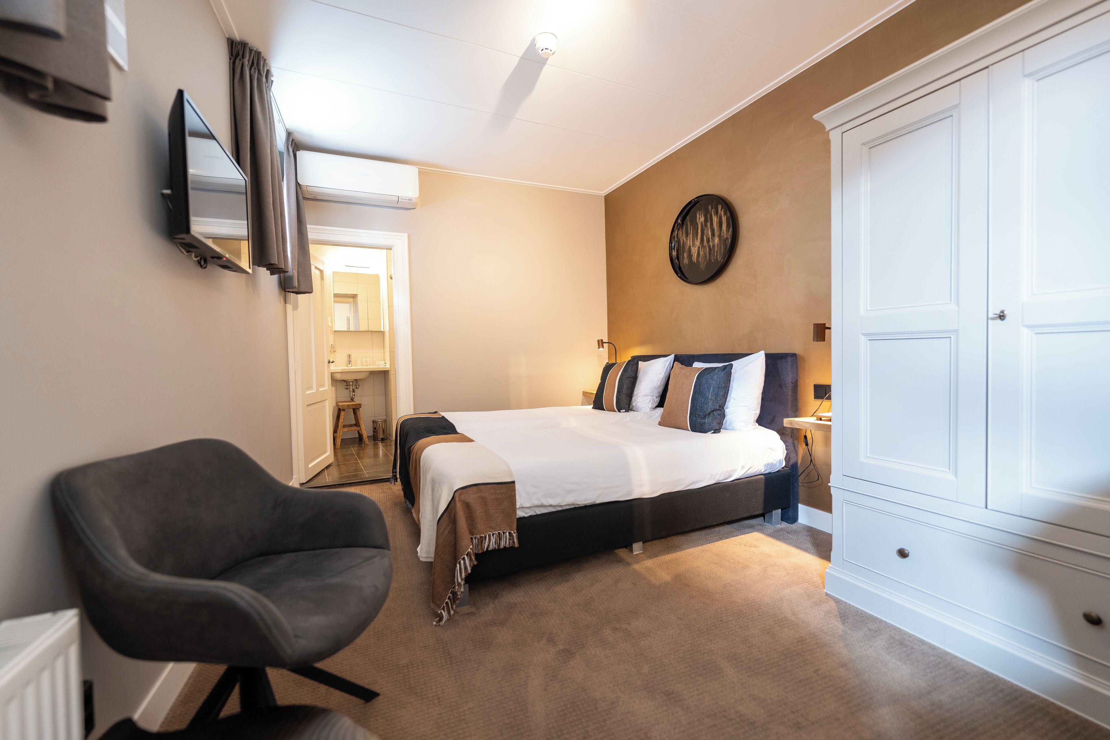 deluxe double room | hypo-allergenic bedding, minibar, in-room safe, desk