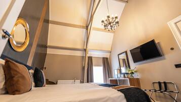 Suite | Hypo-allergenic bedding, minibar, in-room safe, desk