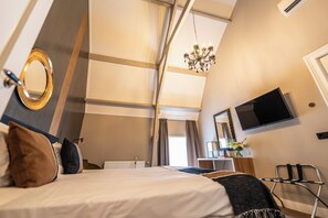 Suite | Hypoallergeen beddengoed, een minibar, een kluis op de kamer, een bureau