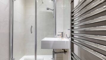 Appartement, 3 chambres | Douche de la salle de bain