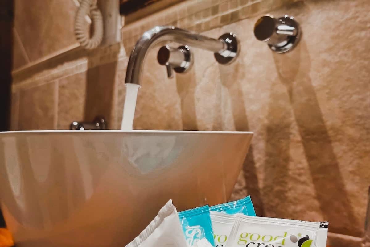 superior room | bathroom | free toiletries, hair dryer, bidet, towels