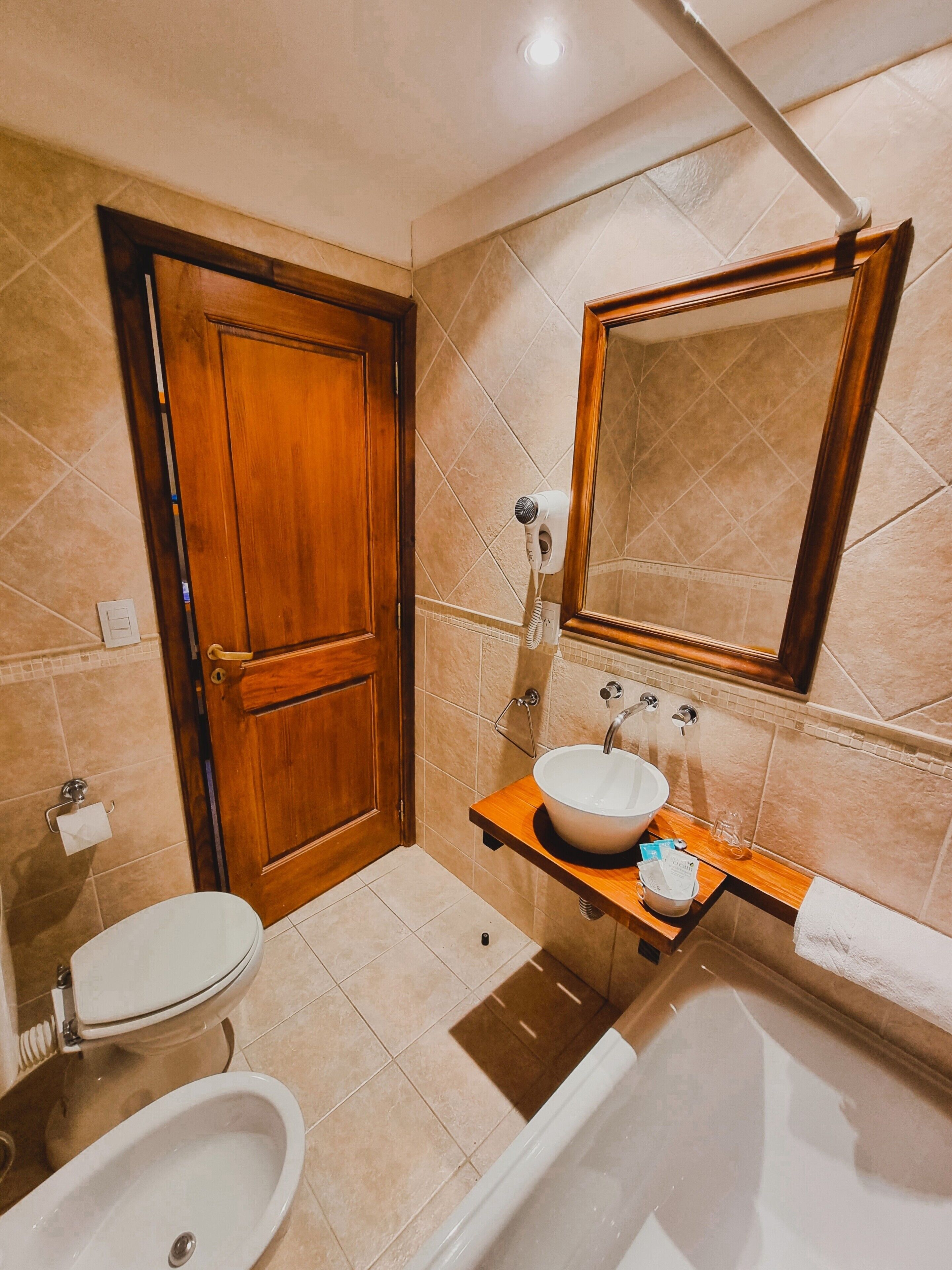superior room | bathroom | free toiletries, hair dryer, bidet, towels