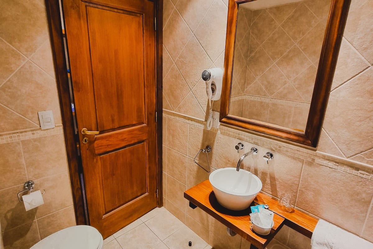 superior room | bathroom | free toiletries, hair dryer, bidet, towels