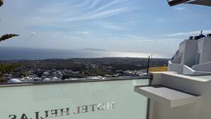 Un hôtel appelé « HOTEL HILLS », offrant une vue sur la mer et sur le paysage lointain.