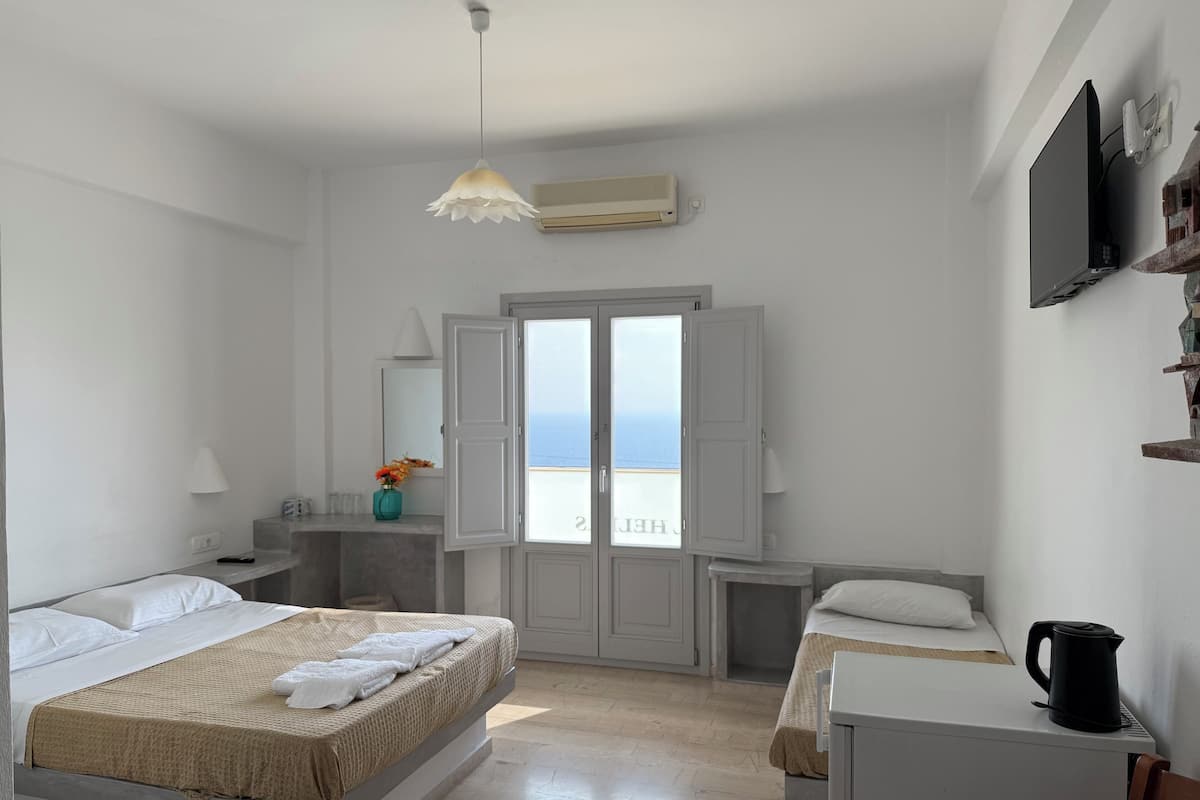 Premium Triple Room | Seterika/papan seterika, cadar katil