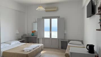 Quarto triplo premium | Ferros/tábuas de passar roupa, roupa de cama