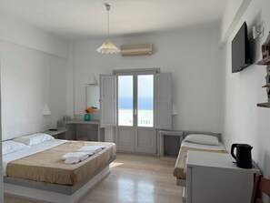 Premium driepersoonskamer | Een strijkplank/strijkijzer, beddengoed