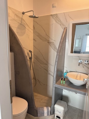 Chambre avec lits jumeaux | Salle de bain