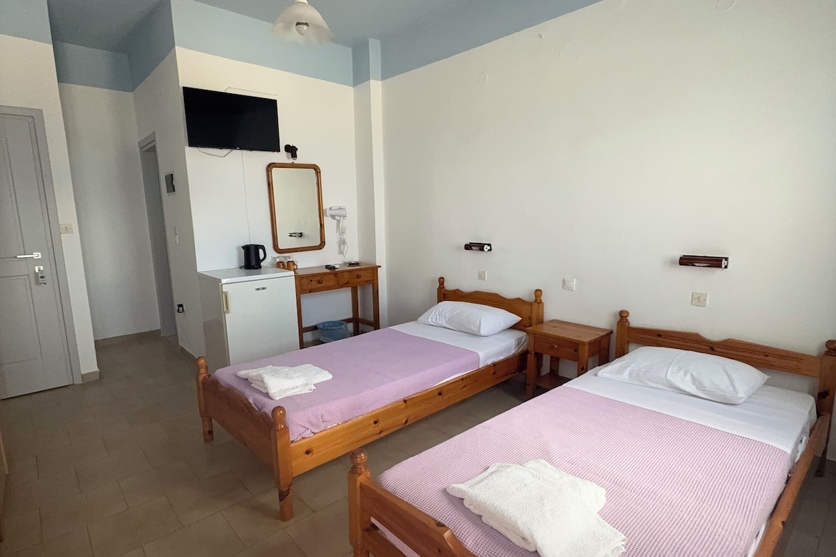 Economy Double or Twin Room | Seterika/papan seterika, cadar katil