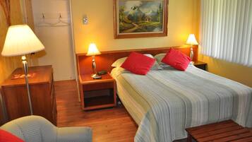 Rom – superior, peis, utsikt mot innsjø | Barnesenger, ekstrasenger (mot et tillegg) og wi-fi (inkludert)