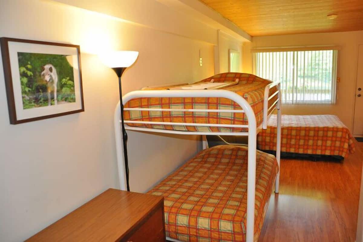Familie vierpersoonskamer, meerdere bedden, bad, aan het meer | Babybedden, extra bedden, gratis wifi, beddengoed
