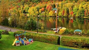 Un parc doté d’une aire de jeux, d’un lac et d’un magnifique feuillage automnal.