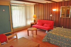 Estudio, varias camas, cocineta | Cunas, camas extra, wifi gratis y ropa de cama 