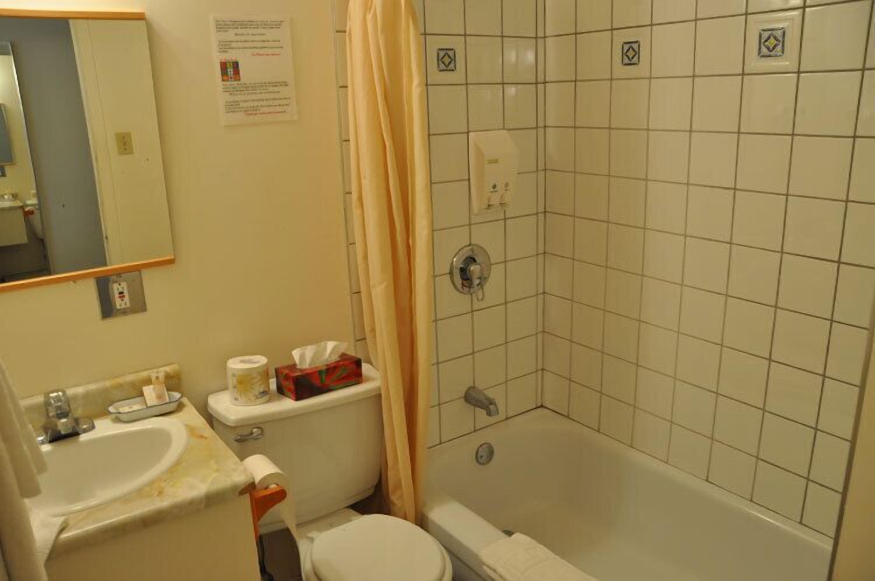 Een badkamer met een wastafel, toilet en douche.