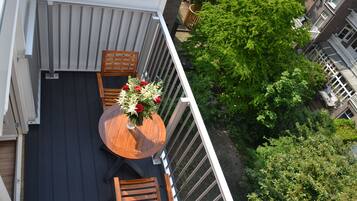 Twin kamer, 2 eenpersoonsbedden, bubbelbad, uitzicht op tuin | Balkon