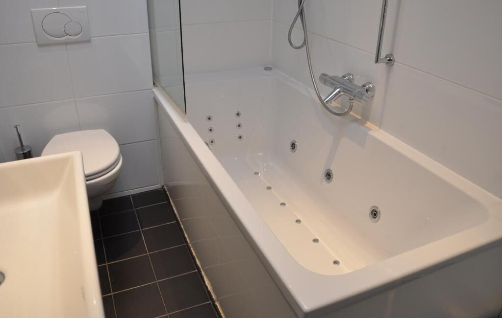 twin room, 2 single beds, jetted tub, garden view | bathroom | free toiletries, hair dryer, towels