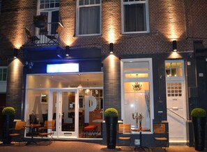 Vista frontal de la propiedad