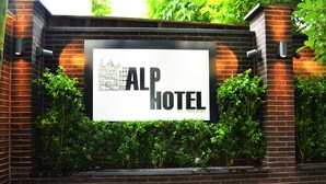 Indicador per a l'Hotel Alp, amb un disseny senzill i modern.