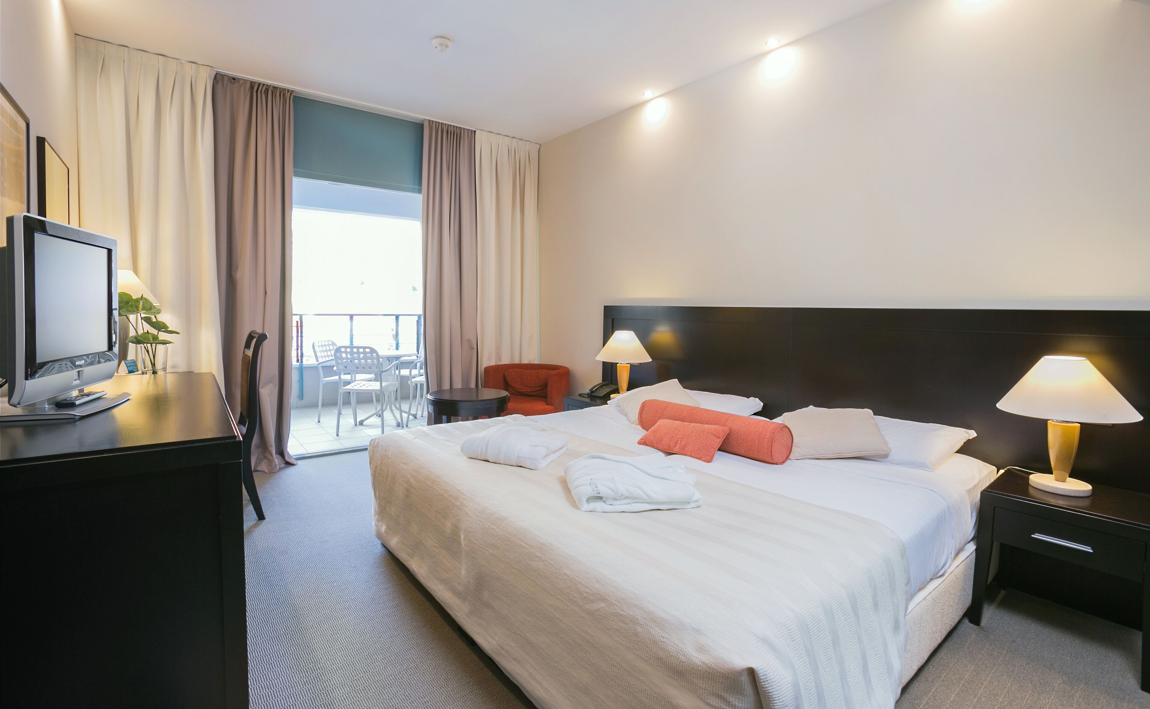 Select Comfort-bedden, een minibar, een kluis op de kamer, een bureau