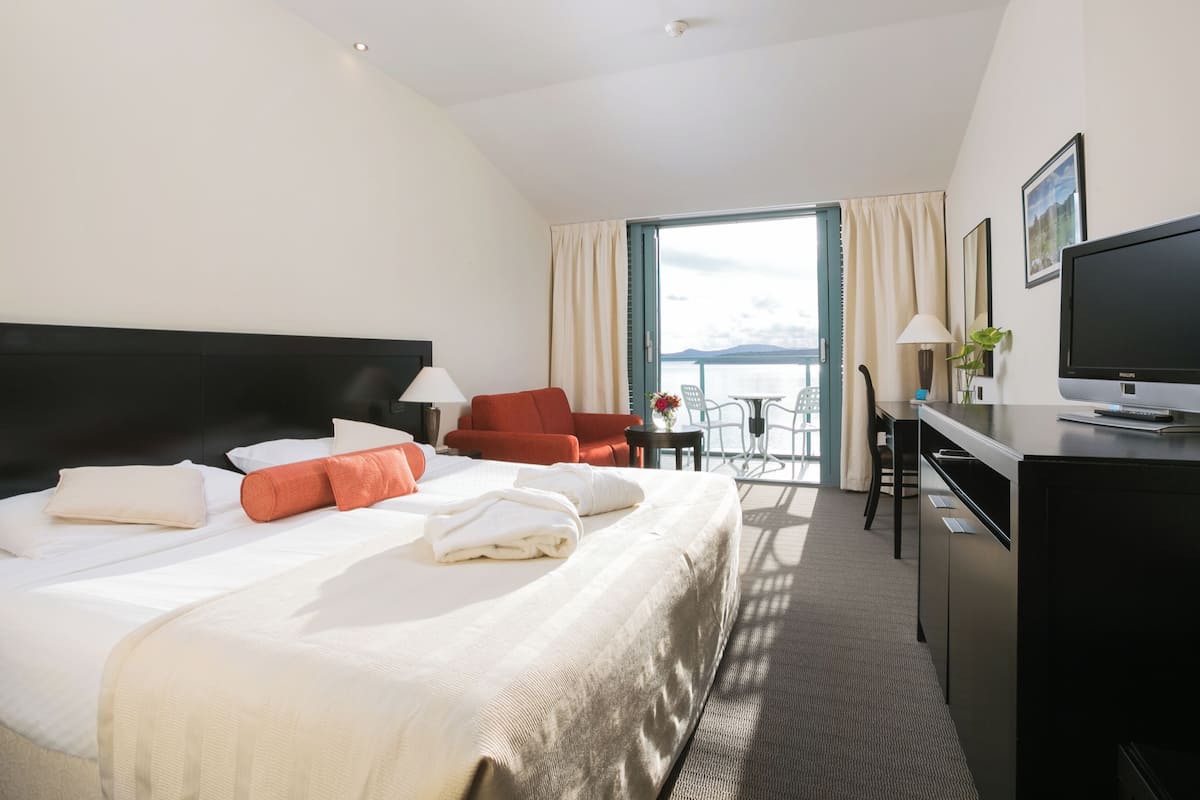 standard double/twin mountain side room | 1 bedroom, select comfort beds, minibar, in-room safe