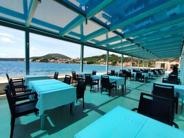 供应早餐、午餐和晚餐