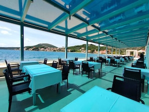 Breakfast, lunch and dinner served - Admiral Grand Hotel (Dubrovacko Primorje)