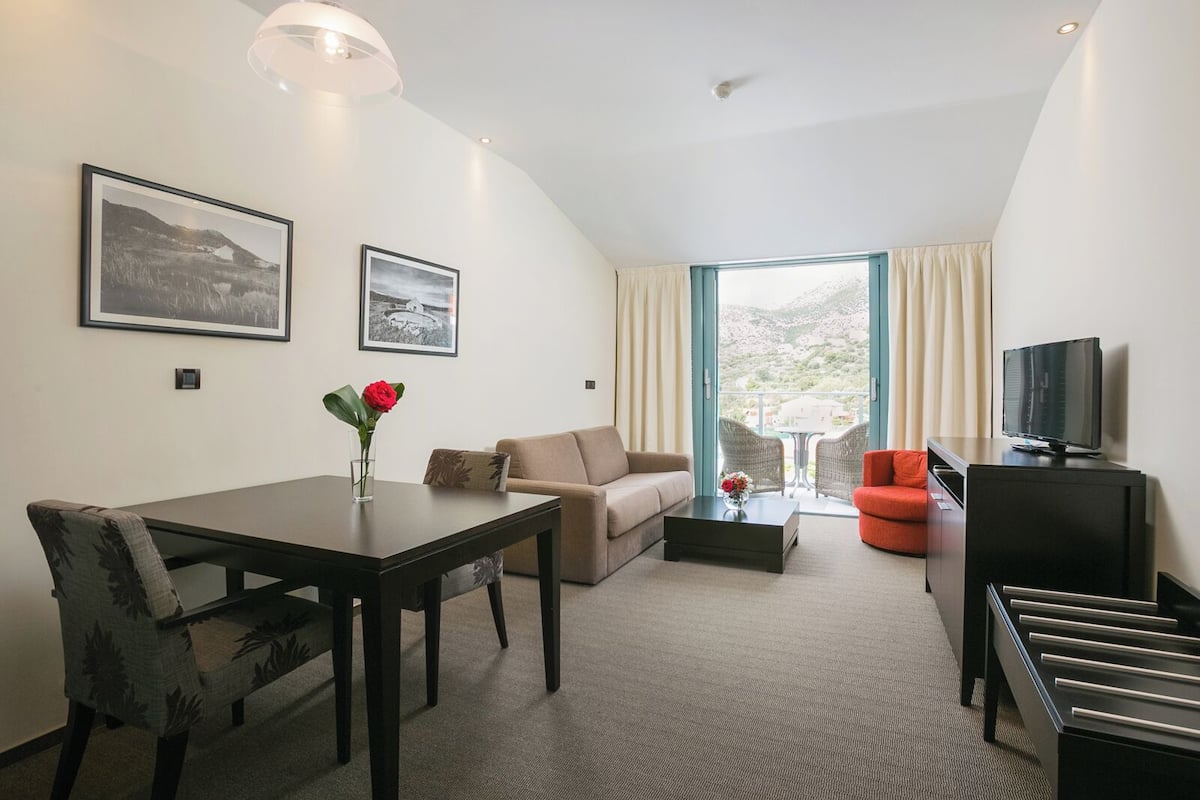 Junior suite seaside | Wohnbereich | 32-Zoll-LCD-Fernseher mit Satellitenempfang, Fernseher