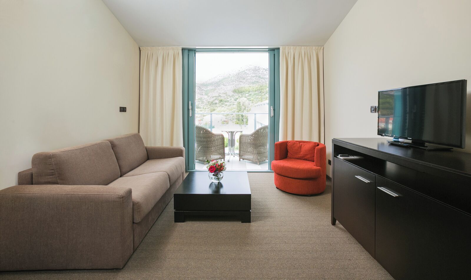 junior suite seaside | living area | 32-inch lcd tv with satellite channels, tv