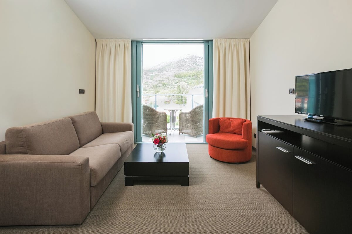 junior suite seaside | living area | 32-inch lcd tv with satellite channels, tv