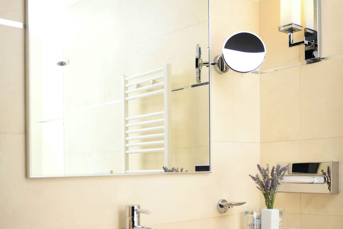 Duschwanne, kostenlose Toilettenartikel, Haartrockner, BademÀntel