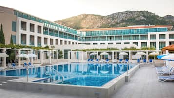 Piscina interna, piscina externa, barracas de cortesia, guarda-sóis