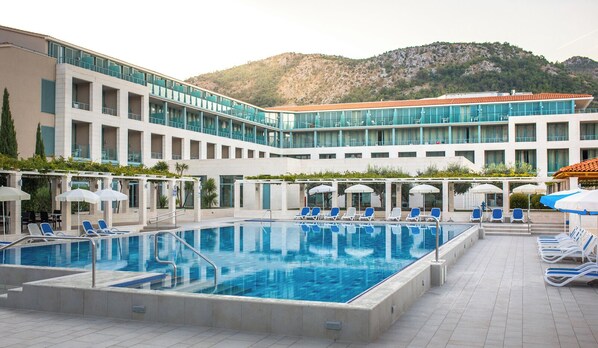 Piscine couverte, piscine extérieure, cabanons gratuits