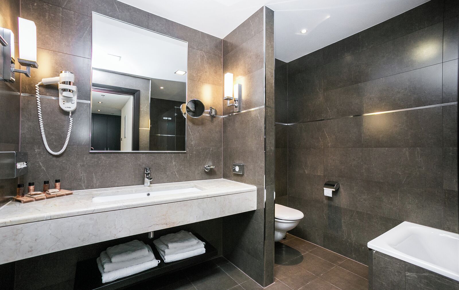 junior suite seaside | bathroom | combined shower/bathtub, free toiletries, hair dryer, bathrobes