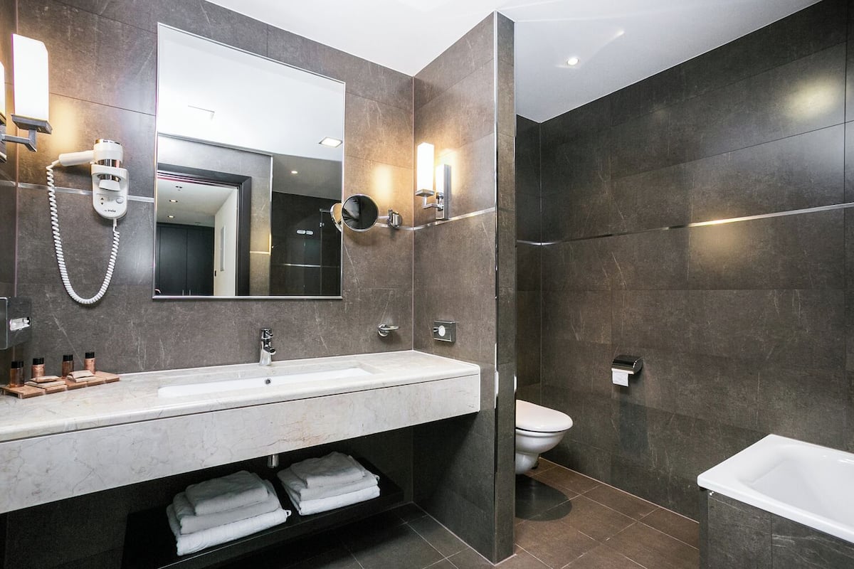 junior suite seaside | bathroom | combined shower/bathtub, free toiletries, hair dryer, bathrobes