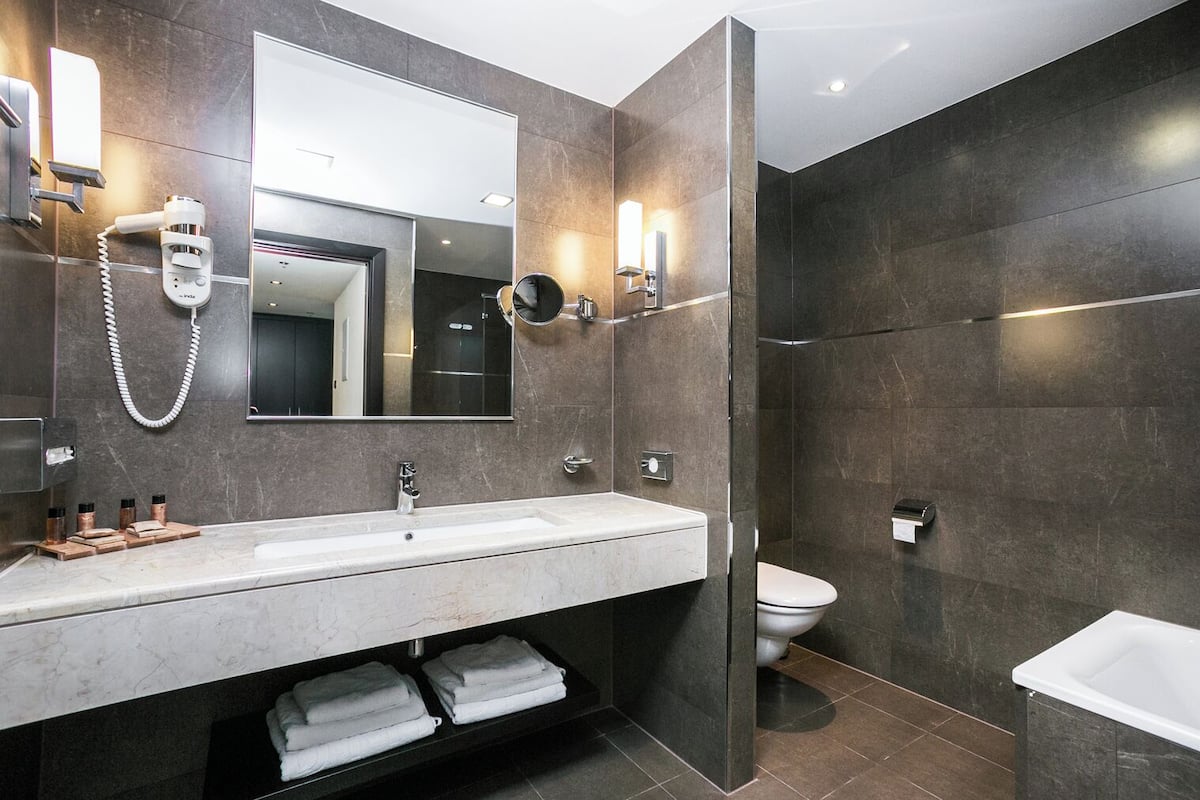 Junior suite seaside | Badezimmer | Duschwanne, kostenlose Toilettenartikel, Haartrockner, BademÀntel