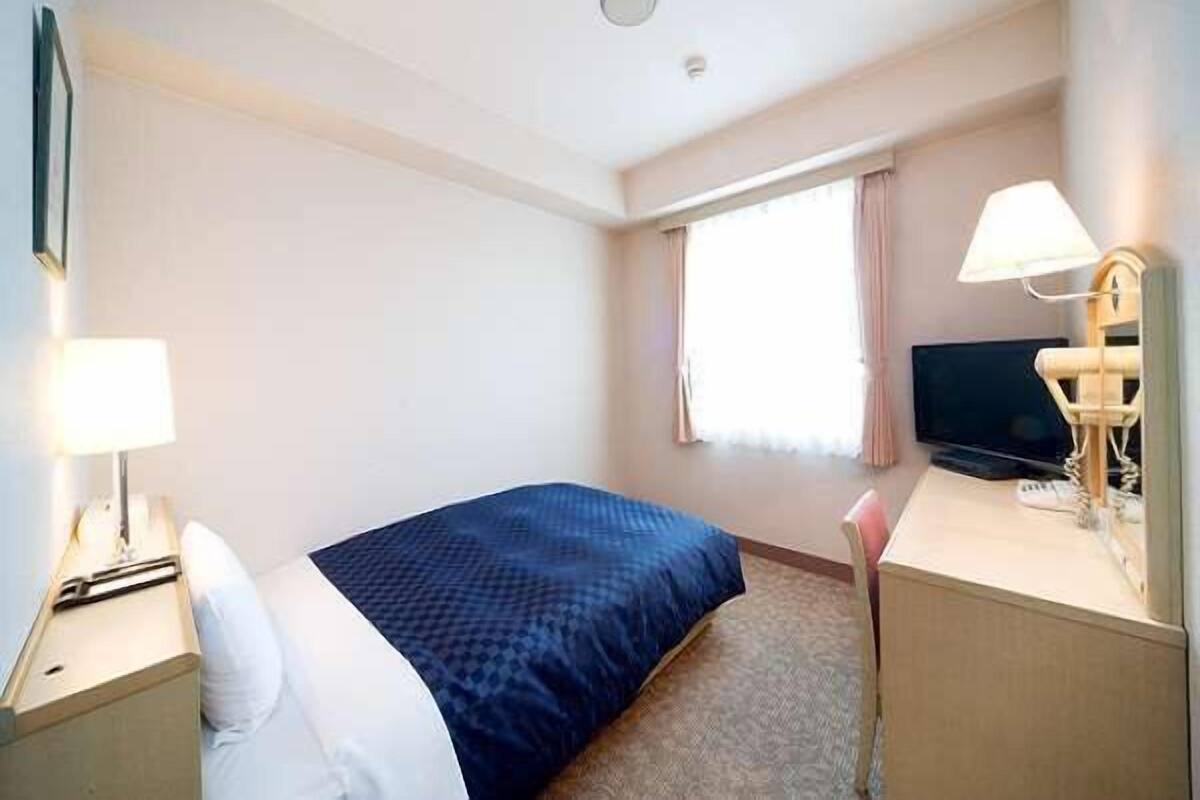 In-room safe, desk, laptop workspace, soundproofing