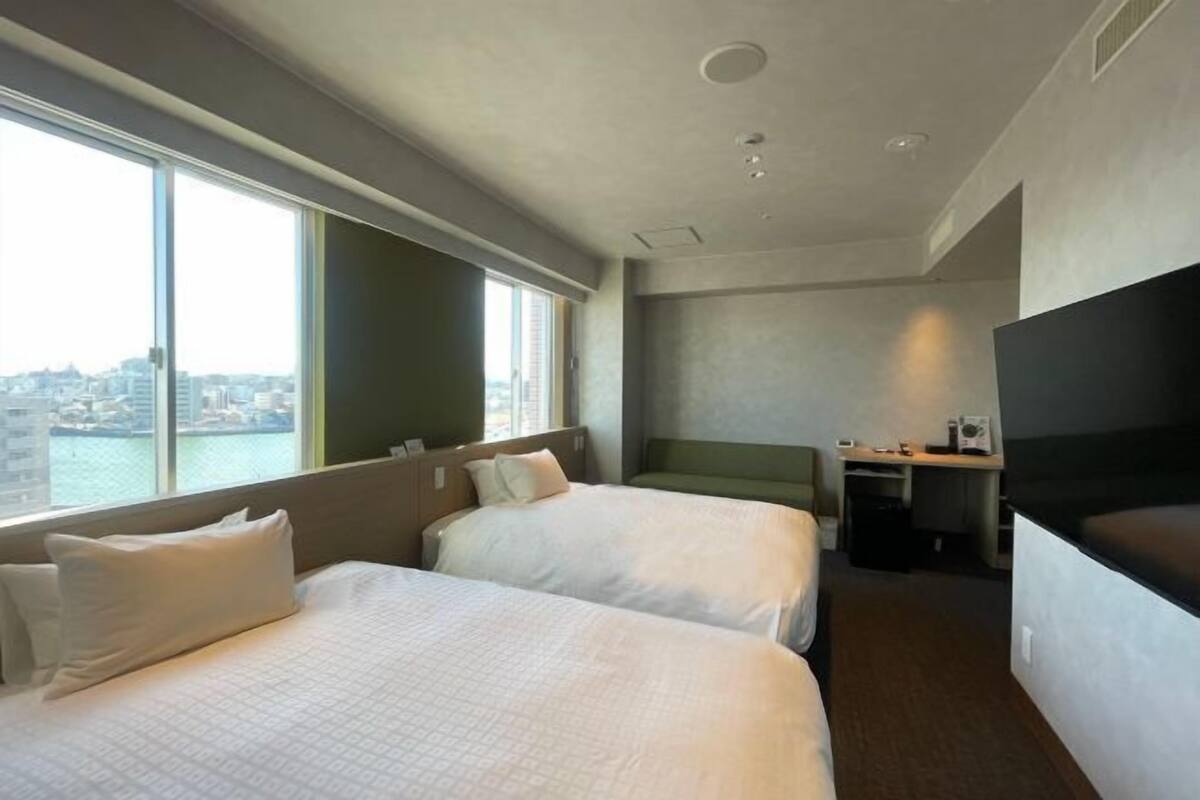 In-room safe, desk, laptop workspace, soundproofing