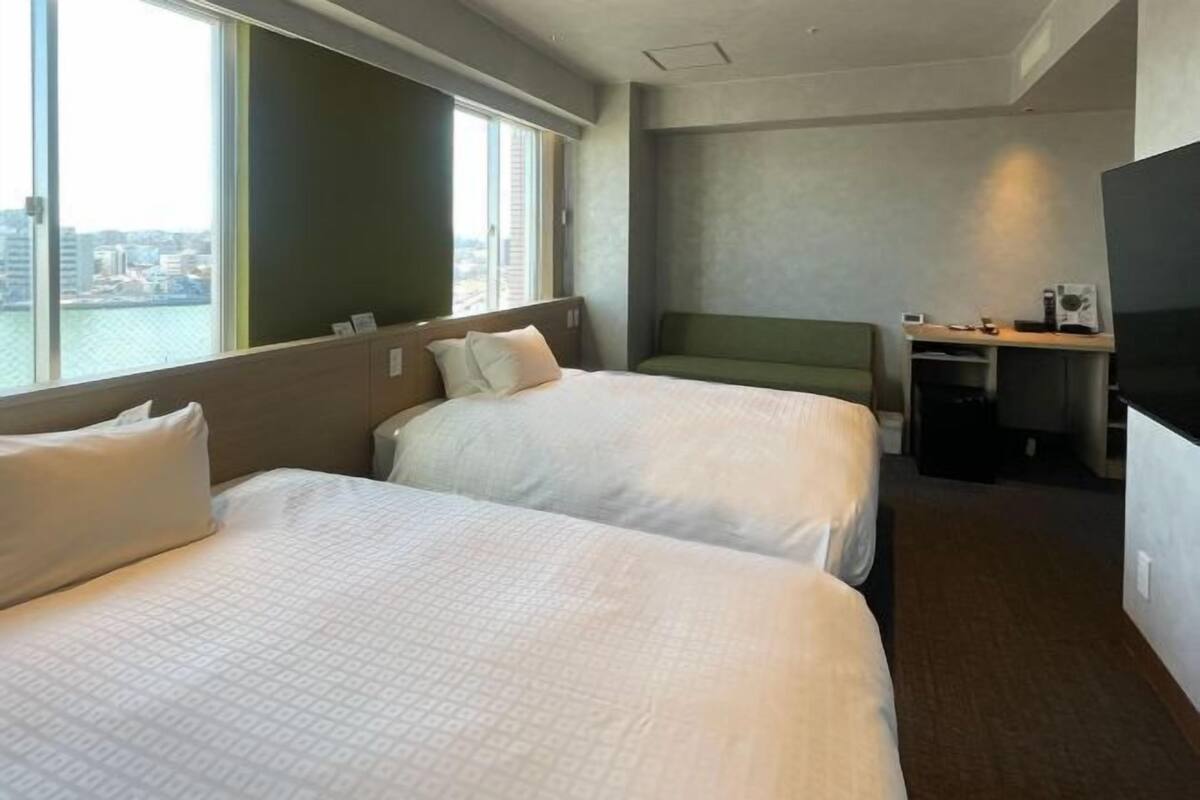 In-room safe, desk, laptop workspace, soundproofing