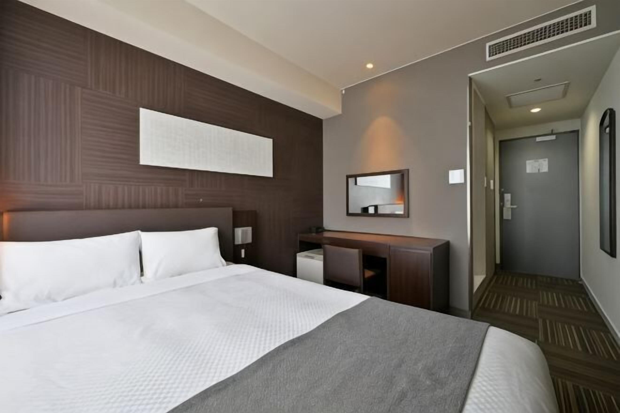 Caja de seguridad en la habitación y escritorio 