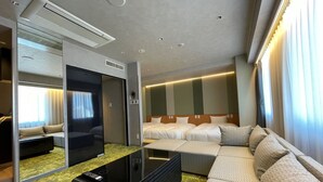 Una habitación de hotel moderna con una cama grande, un sofá, un televisor y un espejo.